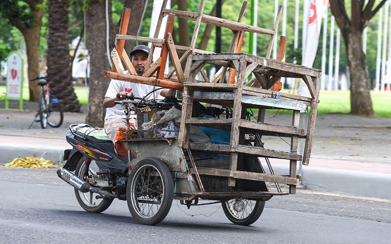 MODIFIKASI BECAK: Pengendara becak motor (bettor) membawa muatan melintasi jalan di seputar RTH Blambangan Banyuwangi.