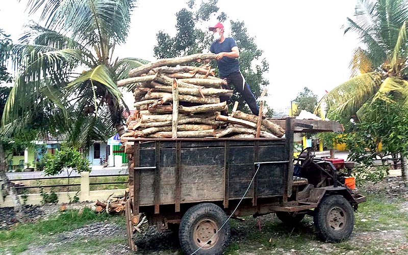 BERMASALAH: Polisi mengamankan grandong (kendaraan rakitan bermesin diesel) yang membawa muatan kayu.