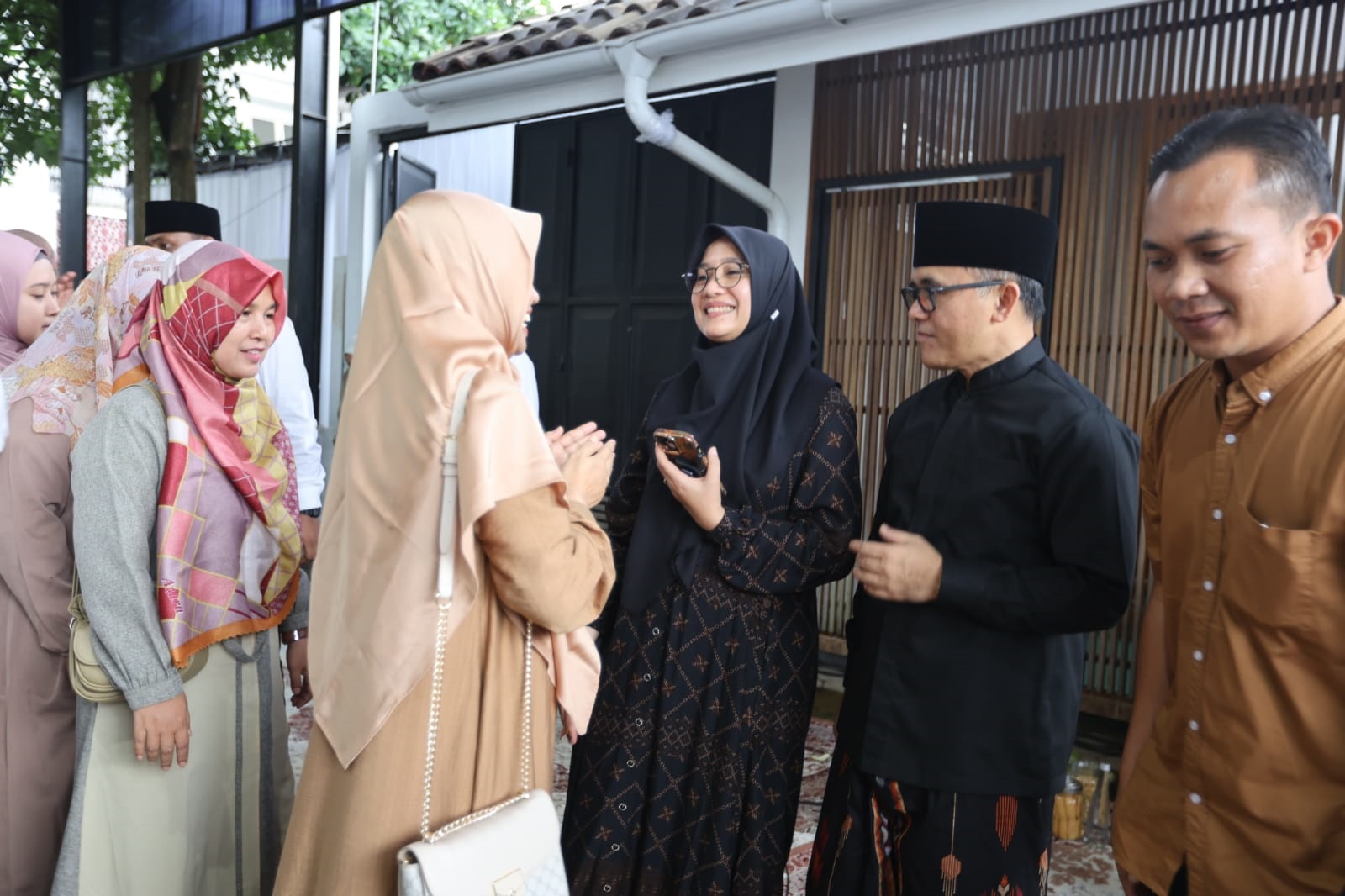 SALING MEMAAFKAN: Bupati Ipuk menyalami warga yang hadir pada kegiatan open house di Karangdoro, Kecamatan Tegalsari, Jumat (12/4) lalu.