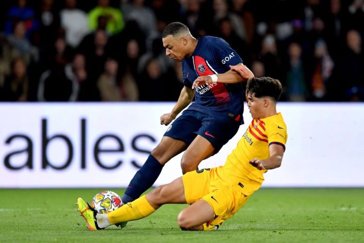 Pau Cubarsi memblock tendangan Kylian Mbappe saat FC Barcelona melawan PSG