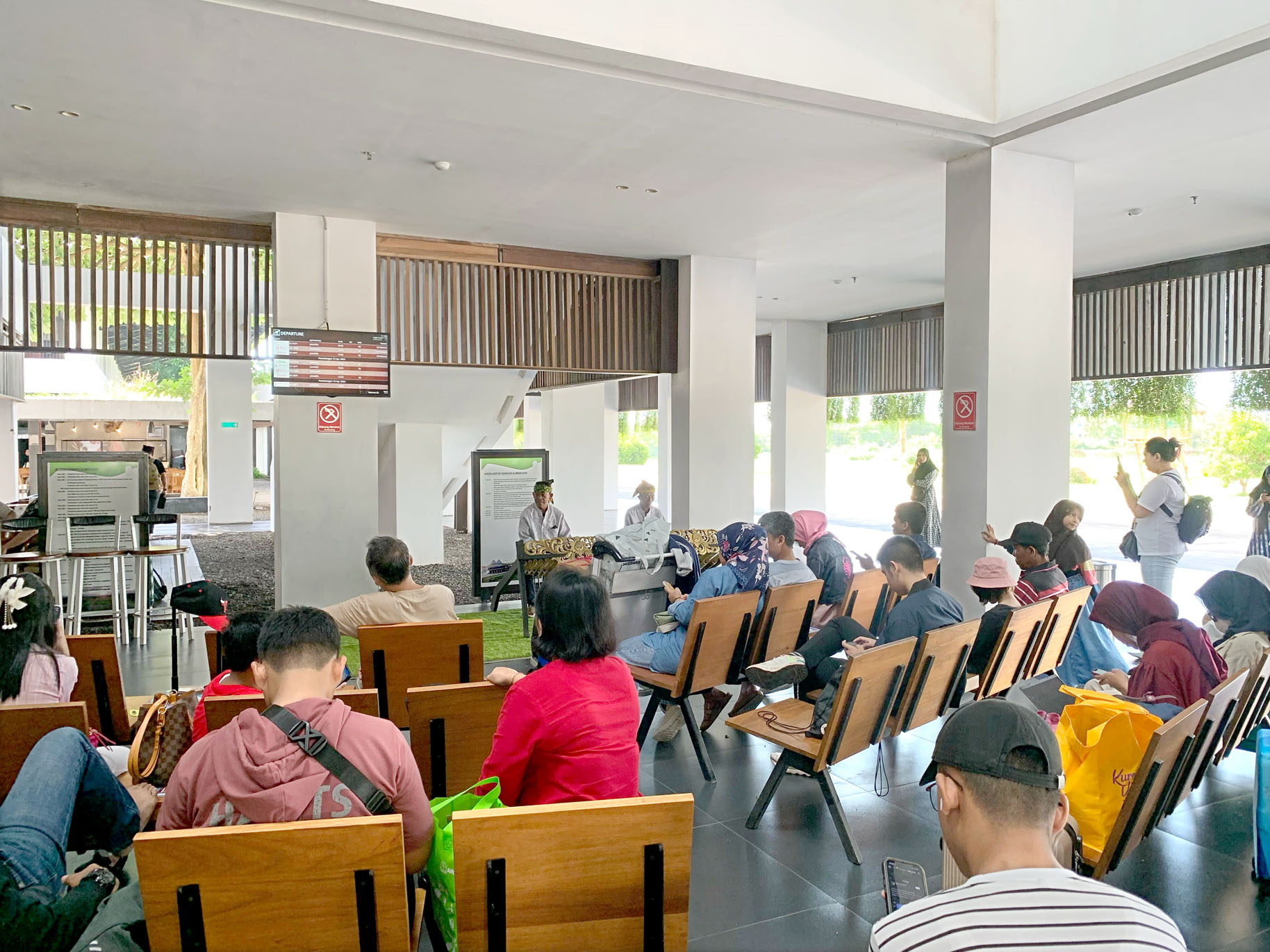 PENUH: Para penumpang pesawat menunggu di Terminal Bandara Internasional Banyuwangi Minggu (14/4)