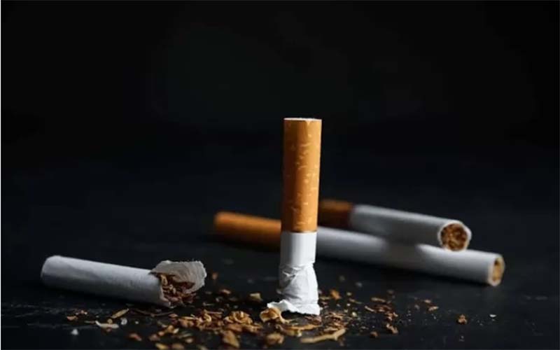 BISA DITINDAK: Merokok saat berkendara bisa dikenai sanksi denda