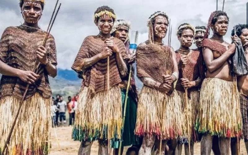 TRADISI: Suku Dani di Papua memotong jari menjadi bagian dari tradisi.