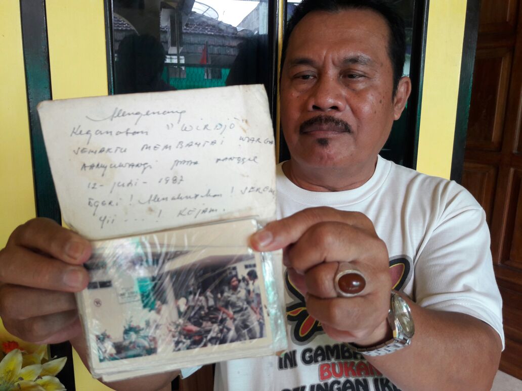 BUKTI LANGKA: Suherman menunjukkan foto tragedi amukan Wirdjo yang terjadi pada April 1987 silam
