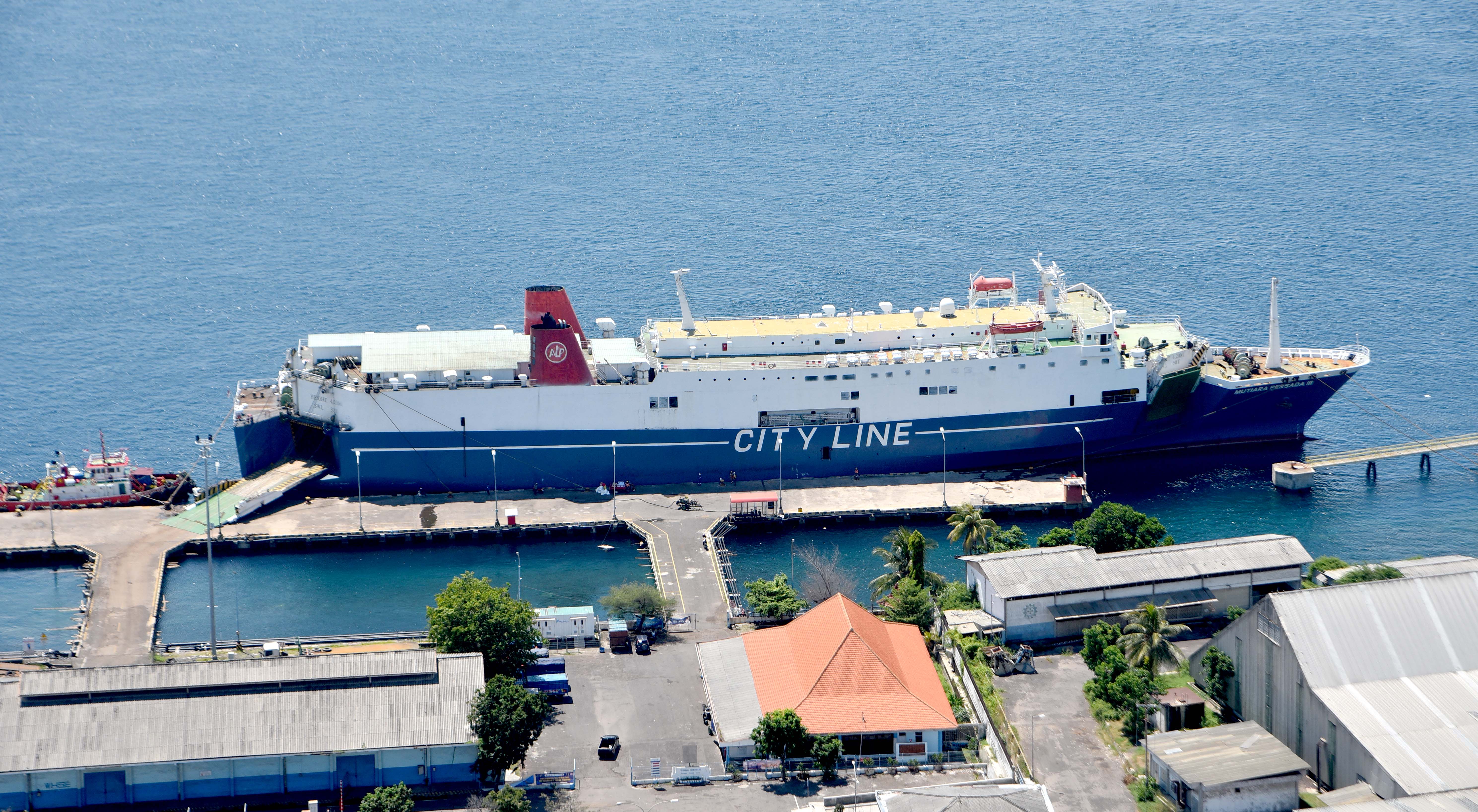 BONGKAR-MUAT: Salah satu armada kapal rute Banyuwangi&ndash;Lombok bersandar di Pelabuhan Tanjung Wangi pada Minggu (14/4).