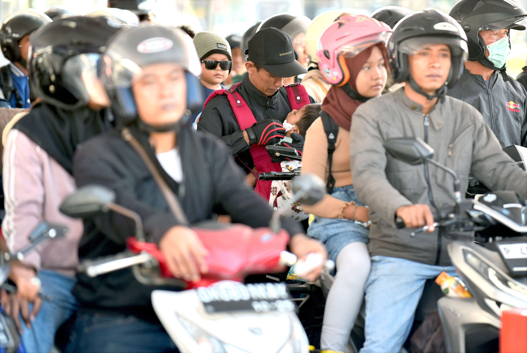 MENUJU BALI: Ratusan pengguna kendaraan roda dua antre masuk area Pelabuhan Ketapang, Kecamatan Kalipuro, Senin (15/4).