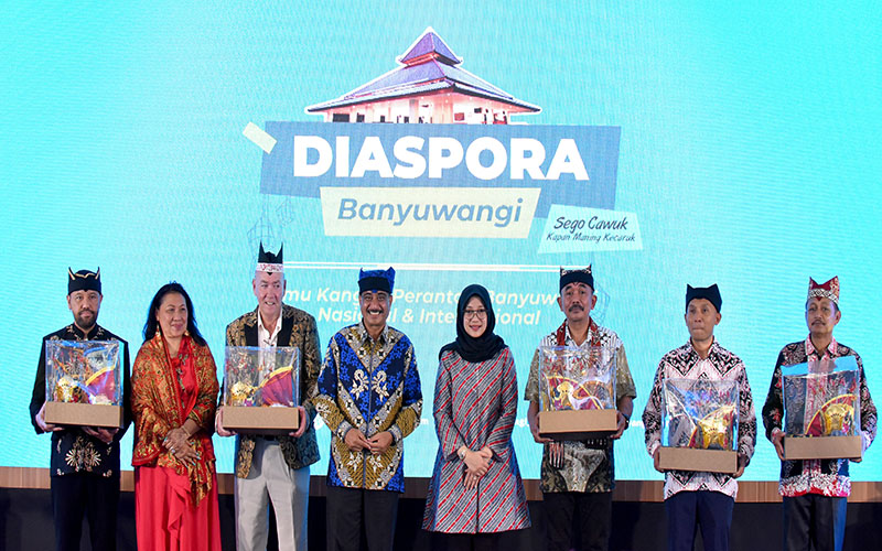 AJANG SILATURAHMI: Perwakilan Ikawangi di berbagai daerah di tanah air hingga mancanegara menerima kenang-kenangan omprog dan selendang gandrung dari Pemkab Banyuwangi di Pendapa