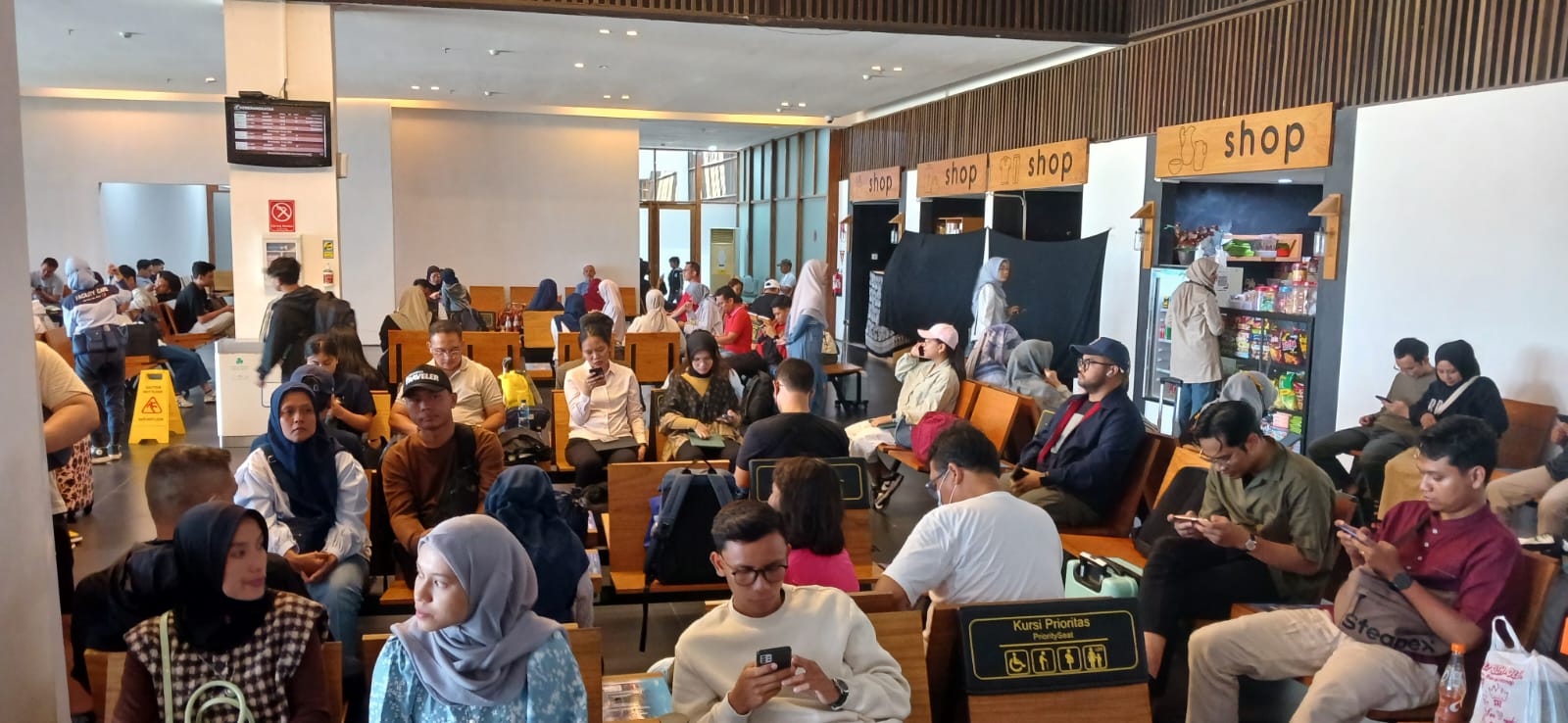 BERSABAR: Penumpang pesawat Batik Air ID 6591 menunggu kedatangan pesawat pengganti dari Surabaya di terminal Bandara Internasional Banyuwangi pada Senin (15/4) petang.