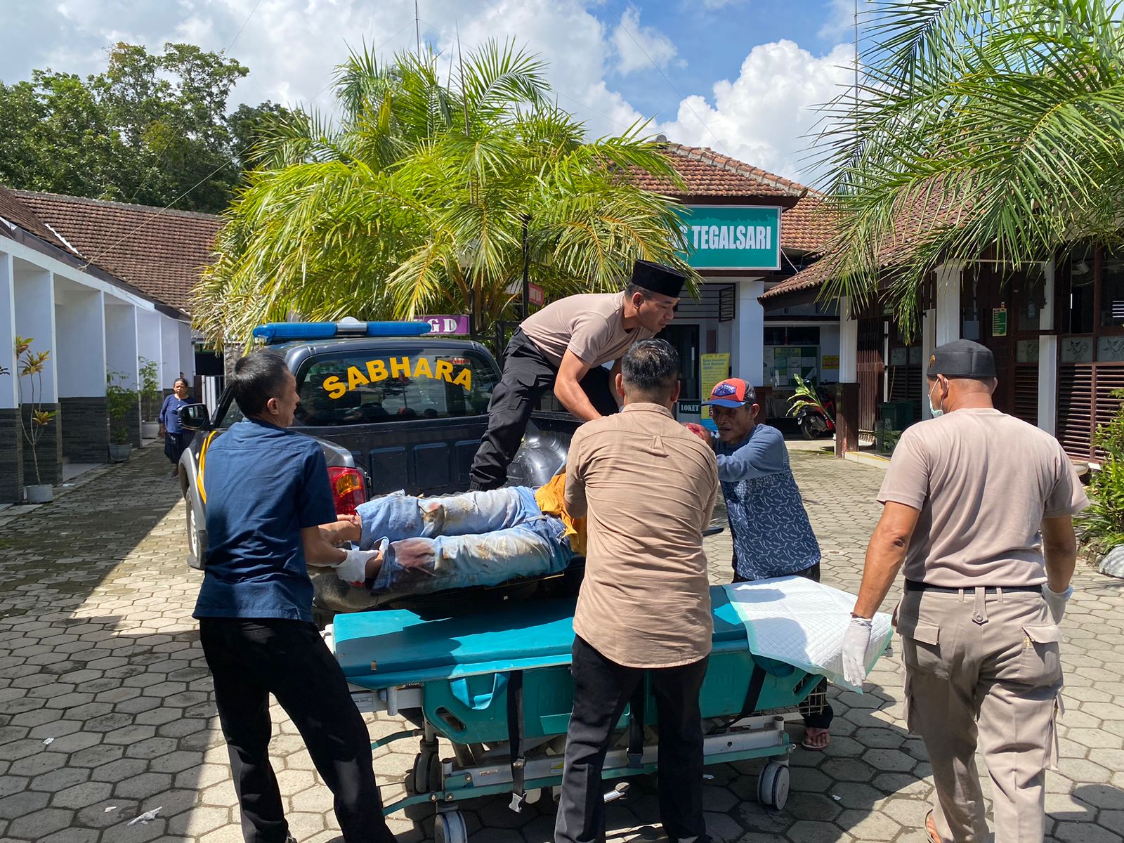 TERTANGKAP: Iqbal Yulianto yang ditangkap warga akan mencuri di Dusun Mojoroto, Desa/Kecamatan Tegalsari diamankan anggota Polsek Tegalsari Senin (15/4).