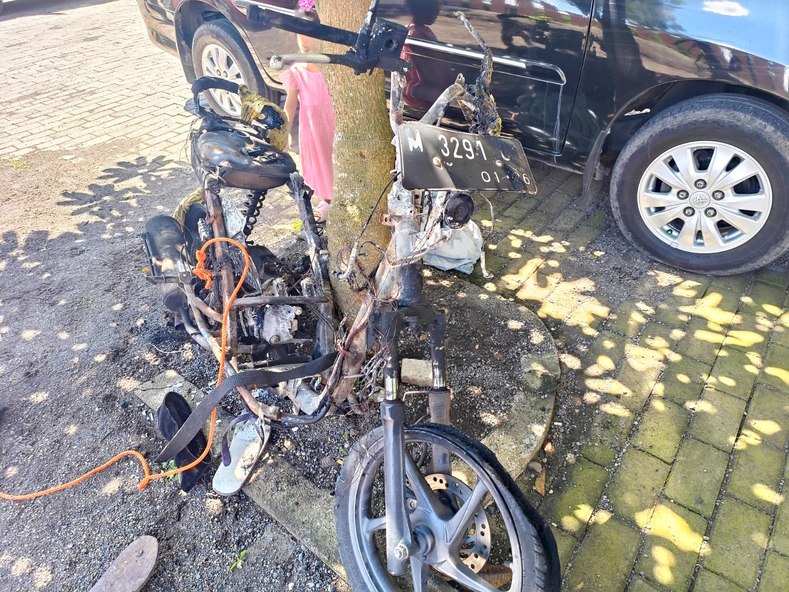 HABIS: Motor Honda Beat milik Iqbal Yulianto dibakar warga hingga tinggal rangka Senin (15/4).