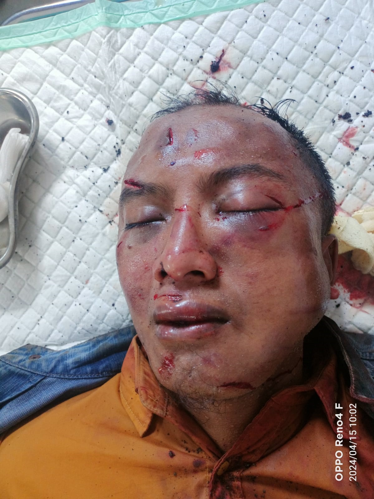 TERTANGKAP: Iqbal Yulianto yang ditangkap warga akan mencuri di Dusun Mojoroto, Desa/Kecamatan Tegalsari diamankan anggota Polsek Tegalsari Senin (15/4).