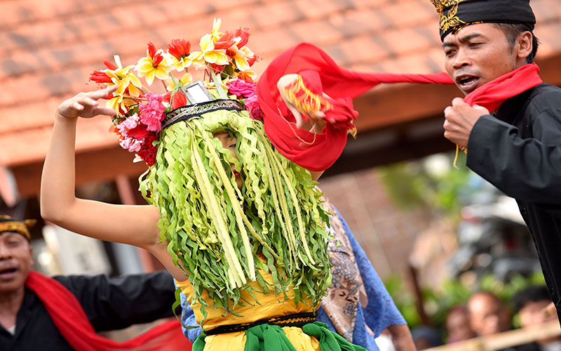 PEWARIS LELUHUR: Dwi Putri Ramadani menari dengan kondisi mata terpejam dalam rangkaian ritual adat seblang di Desa Olehsari, Kecamatan Glagah, Selasa (16/4).