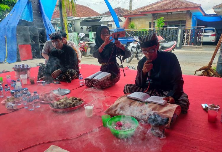 TRADISI: Kelompok mocoan Lontar Yusup dalam adat bersih Dusun Sukorejo, Desa Lemahbang Kulon, Kecamatan Singojuruh Selasa (16/4)