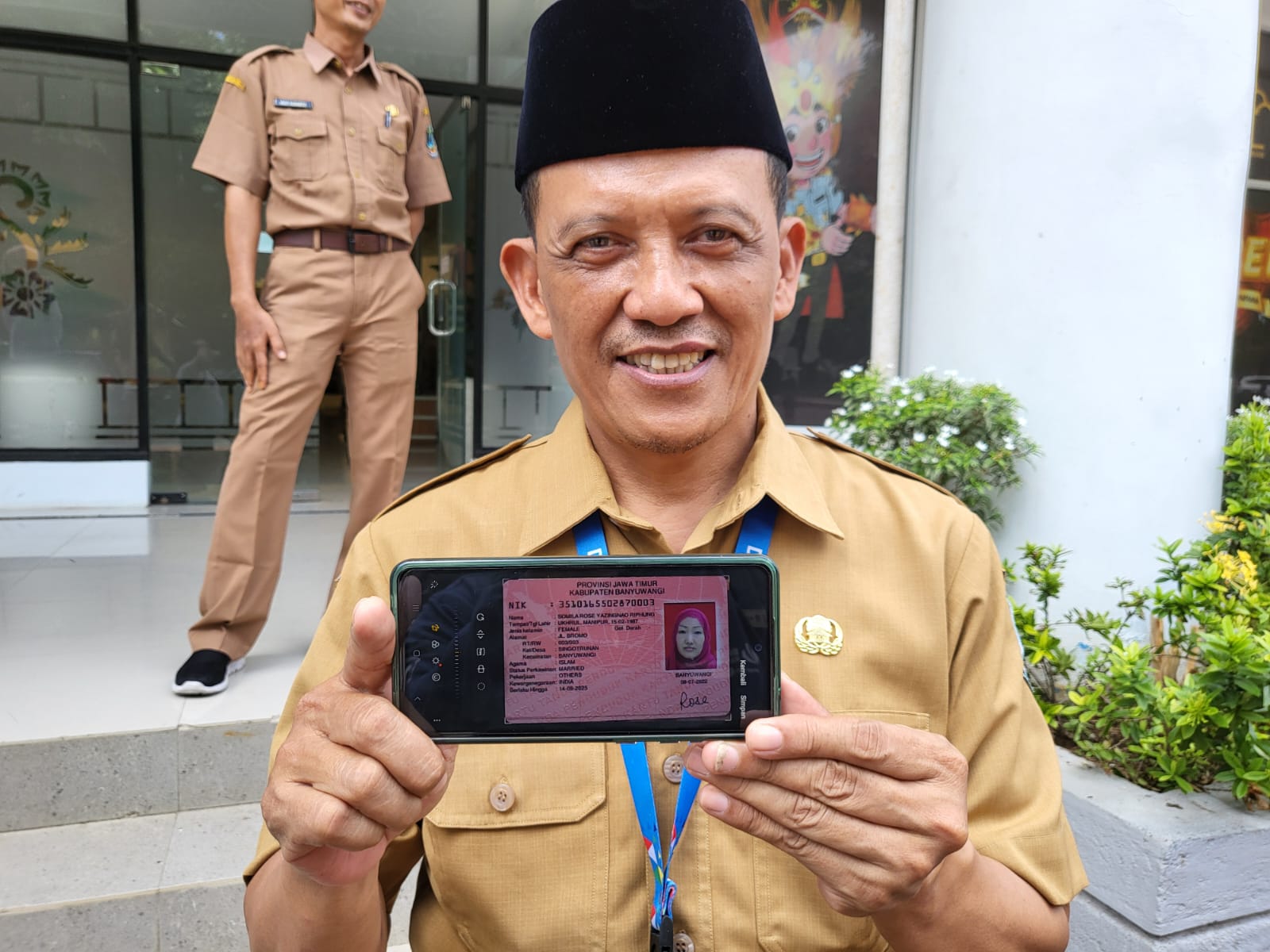 WARNA PINK: Kepala Dispendukcapil Djuang Pribadi menunjukkan KTP WNA yang menetap di Banyuwangi.