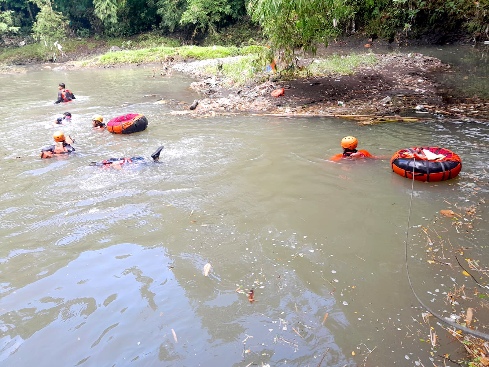 SISIR: Tim gabungan dari Basarnas, kepolisian, TNI, dan BPBD melakukan pencairan Fredyla Ayang Hertanto di Sungai Kalisetail, Desa Bulurejo, Kecamatan Purwoharjo Selasa (16/4