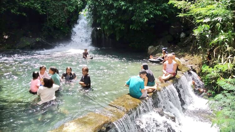RAMAI: Puluhan pengunjung mendatangi wisata alam Legomoro di Dusun Sumbermulyo, Desa Margomulyo, Kecamatan Glenmore Selasa(16/4).