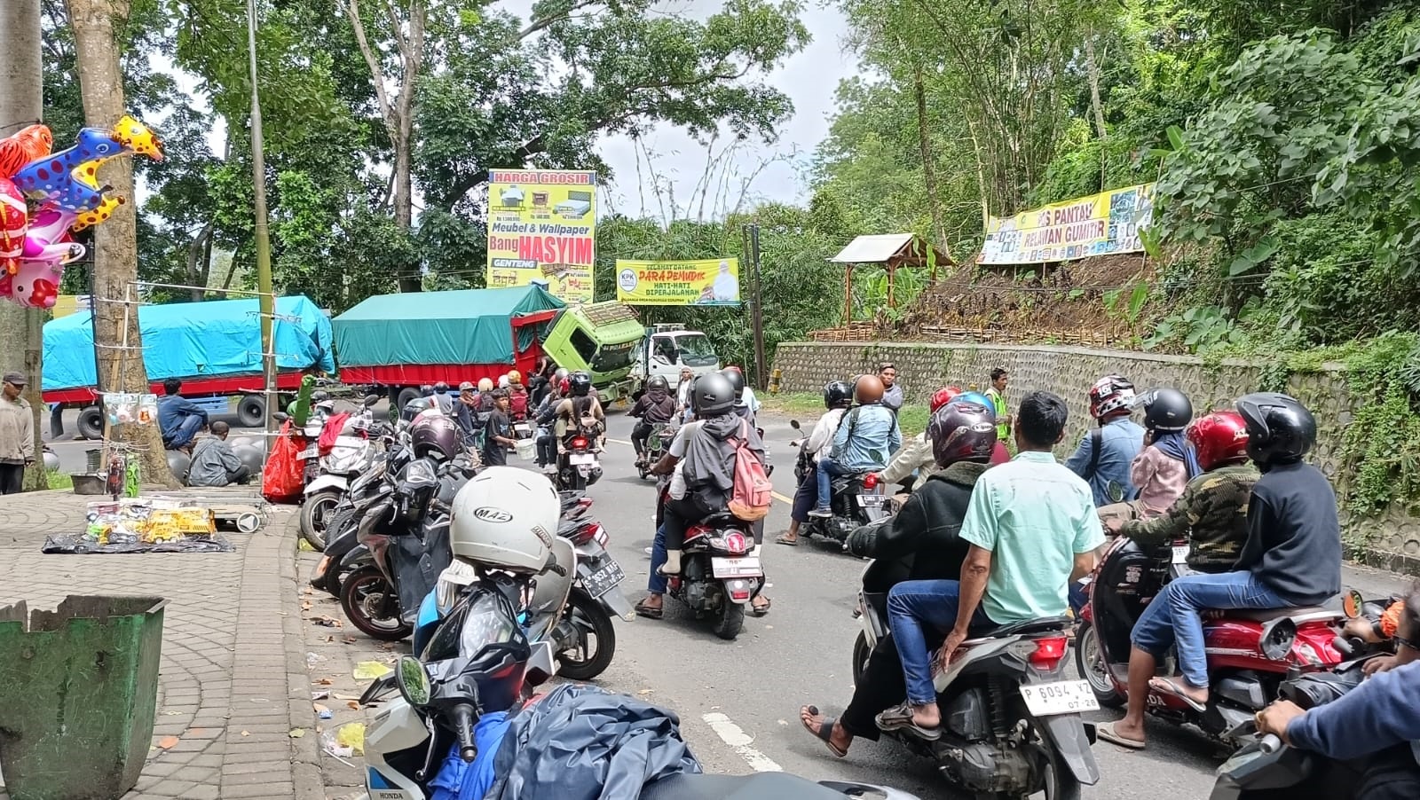 PADAT: Arus Kendaraan di jalur Gumitir, tepatnya di Patung Gandrung Dusun Barurejo, Desa Kalibaru Manis, Kecamatan Kalibaru diberlakukan sistem buka tutup akibat truk fuso mogok Selasa (16/4)