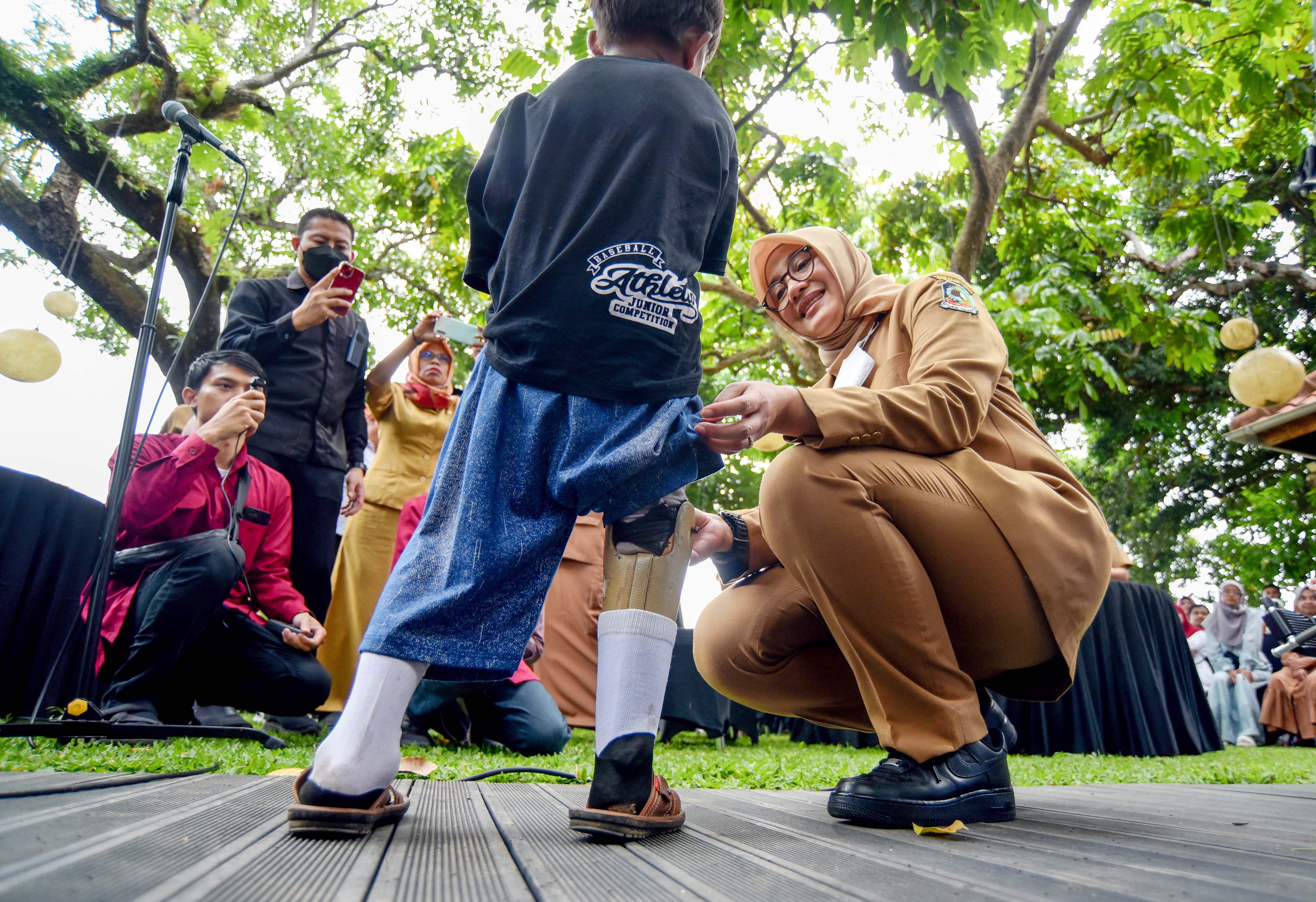 INKLUSI: Bupati Ipuk Fiestiandani bercengkerama dengan salah satu teman difabel dalam kegiatan halalbihalal di Pendapa Sabha Swagata Blambangan, Selasa (16/4).