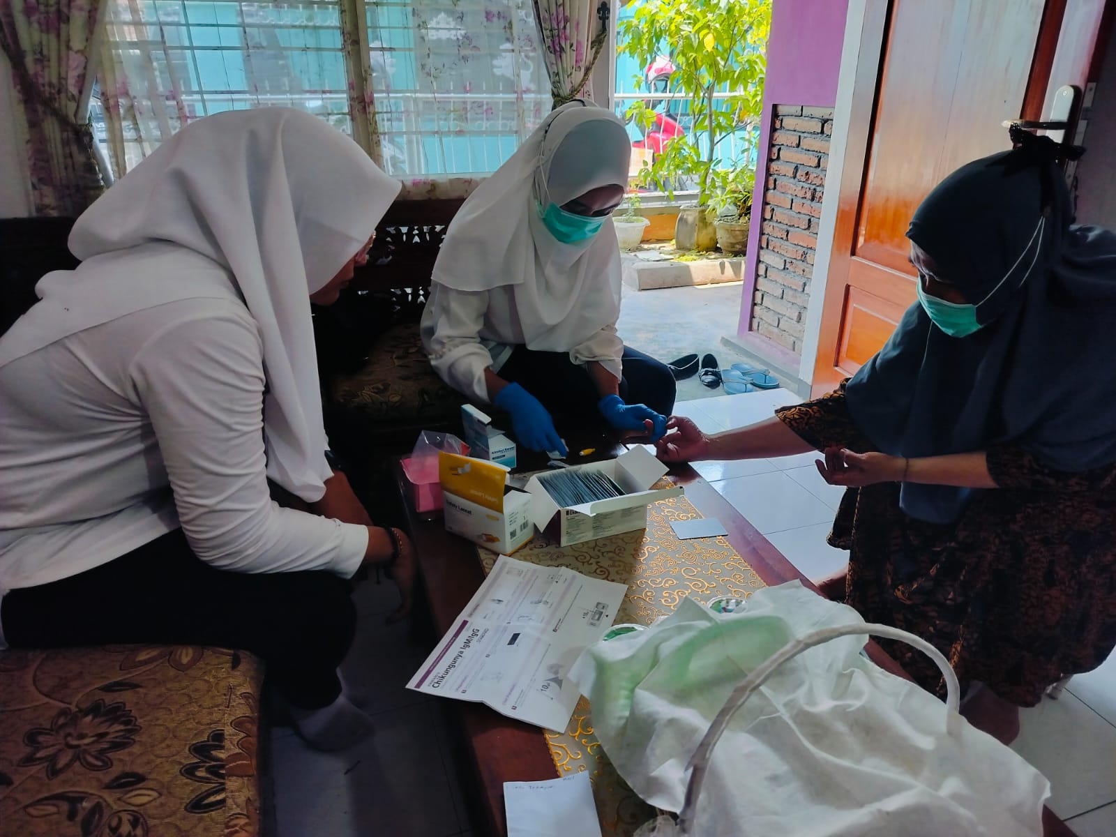 ANTISIPASI: Tim lapangan Dinkes memberikan layanan tes cepat penyakit chikungunya kepada warga Kelurahan Singonegaran, Kecamatan Banyuwangi.