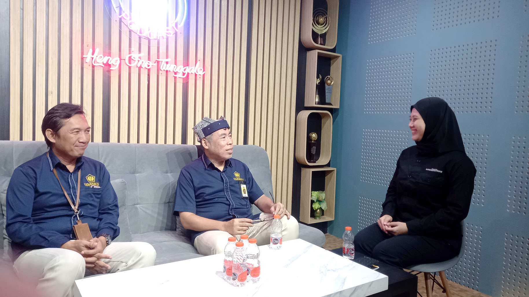 SHARING: Kepala KPP Pratama Banyuwangi Ahmad Fudholi (tengah) berbincang santai usai podcast di kantor JP-RaBa Rabu (17/4).