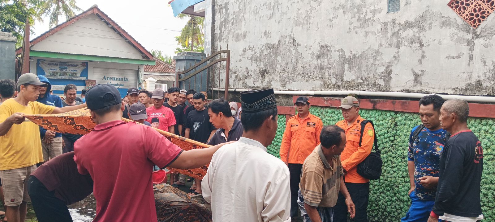 MENINGGAL: Jenazah Fredyla Ayang Hertanto dimandikan oleh keluarganya di rumah orang tuanya di Dusun Krajan, Desa/Kecamatan Purwoharjo kemarin (17/4)