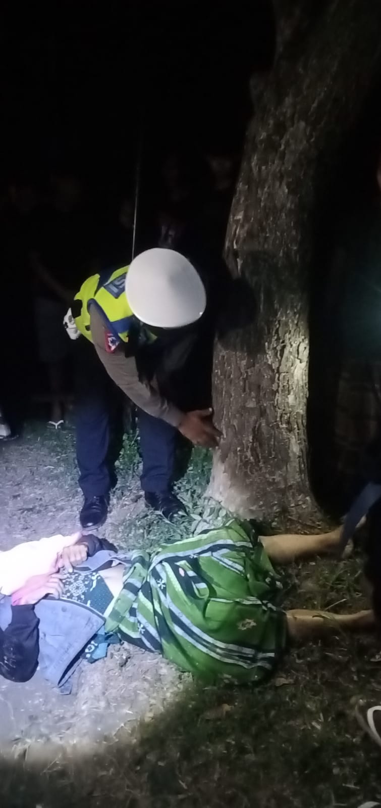 LAKA TUNGGAL: Anggota Unit Lantas Polsek Rogojampi olah TKP kecelakaan di jalan raya Bandara Blimbingsari pada Selasa (16/4) malam