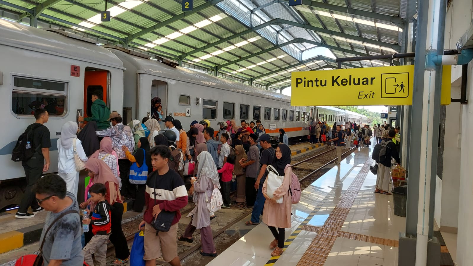 BERJUBEL: Penumpang masih memadati sejumlah stasiun di wilayah DAOP 9 Jember Kamis(15/4)