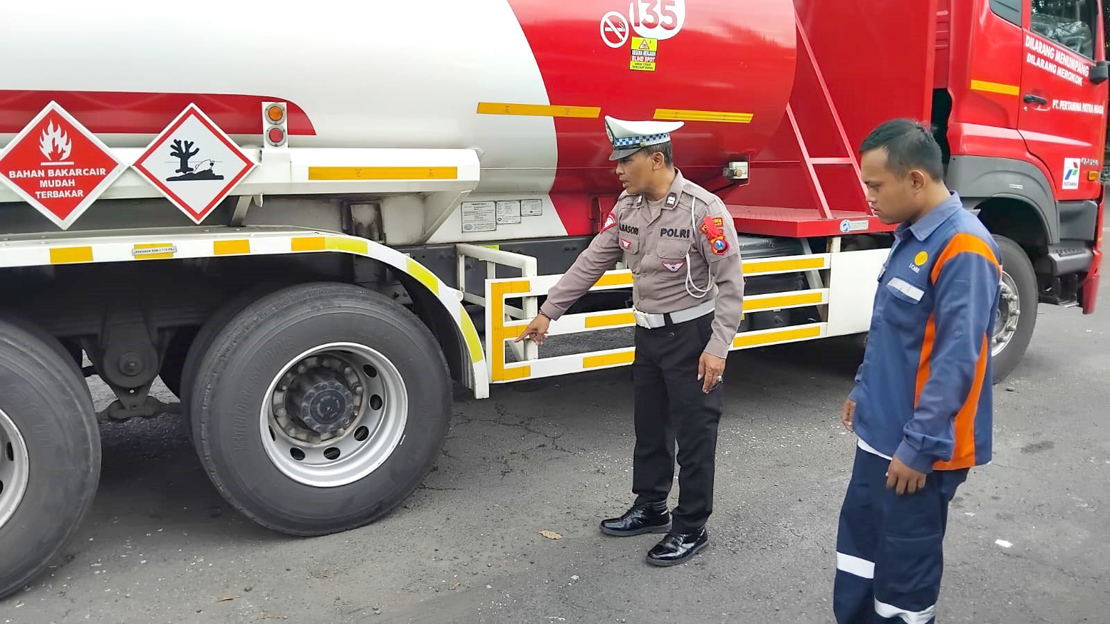 NAHAS: Kanit Lantas Polsek Gambiran Aiptu M Basori menunjukkan truk Pertamina yang ditabrak santri hingga tewas di jalan simpang empat Pasar Kesilir, Dusun Sumberbening, Kecamatan Siliragung