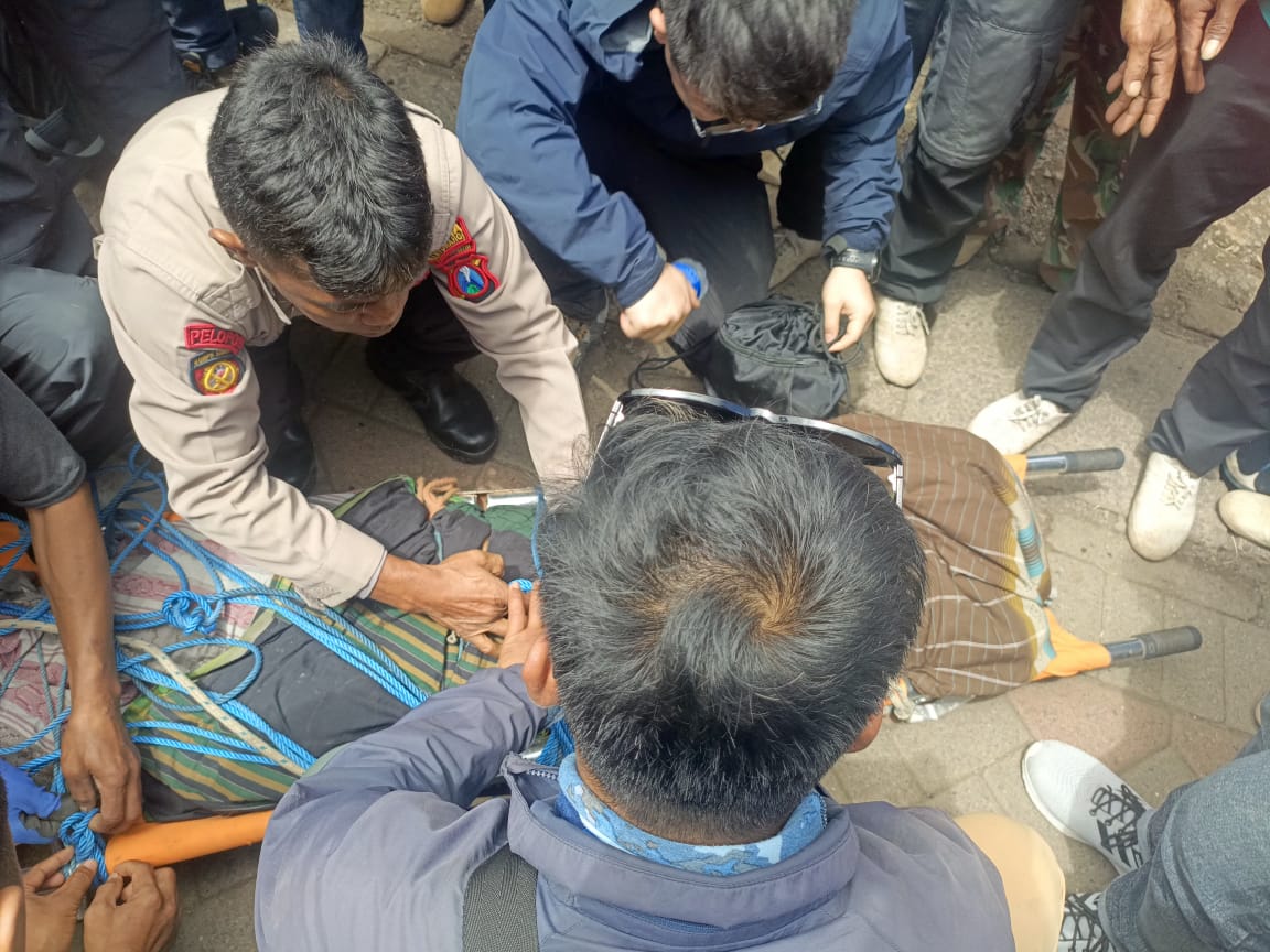 Petugas mengevakuasi jenazah turis wanita asal China yang meninggal dunia di Kawah Ijen Banyuwangi
