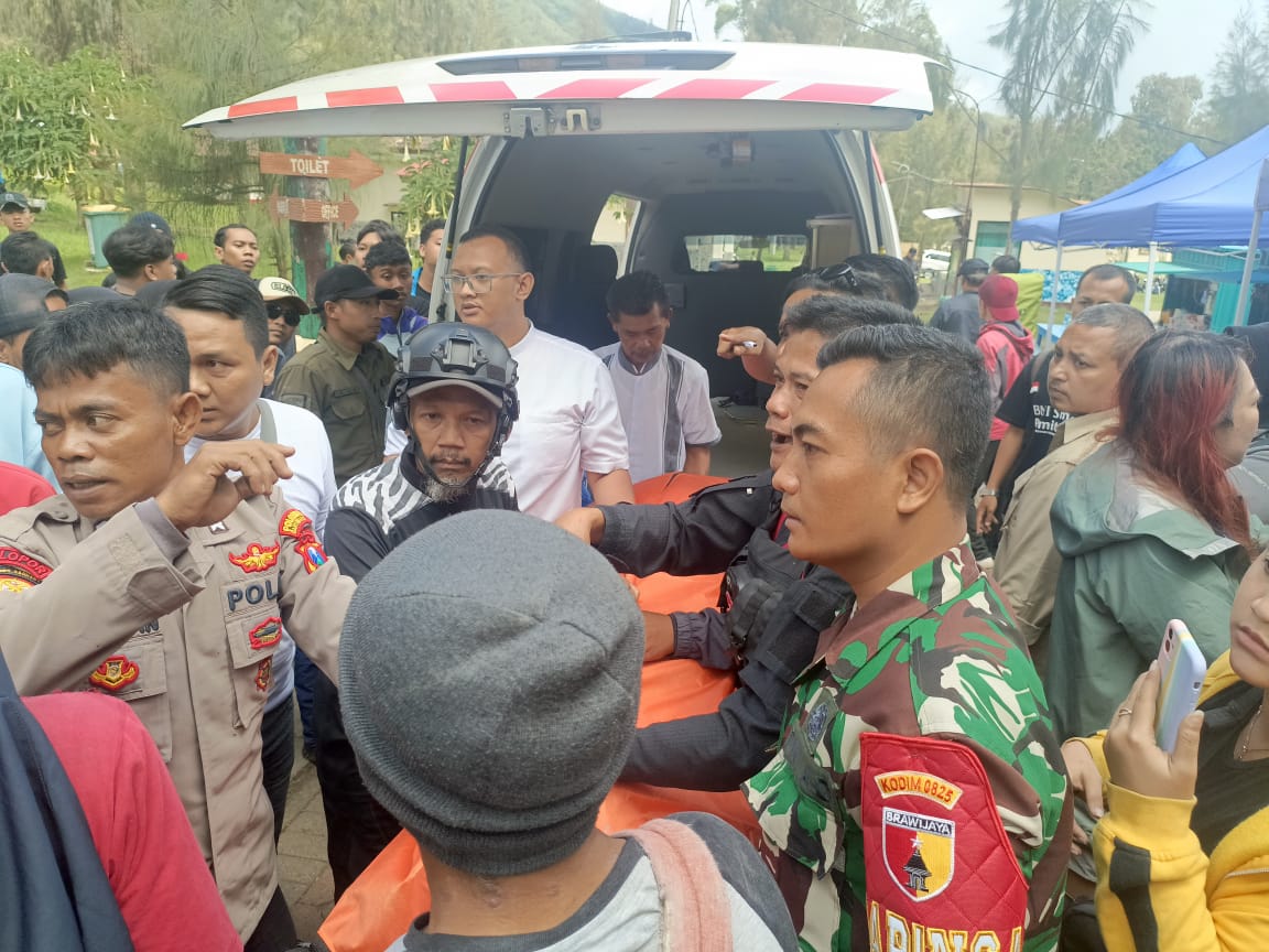 Petugas mengevakuasi jenazah turis wanita asal China yang meninggal dunia di Kawah Ijen Banyuwangi