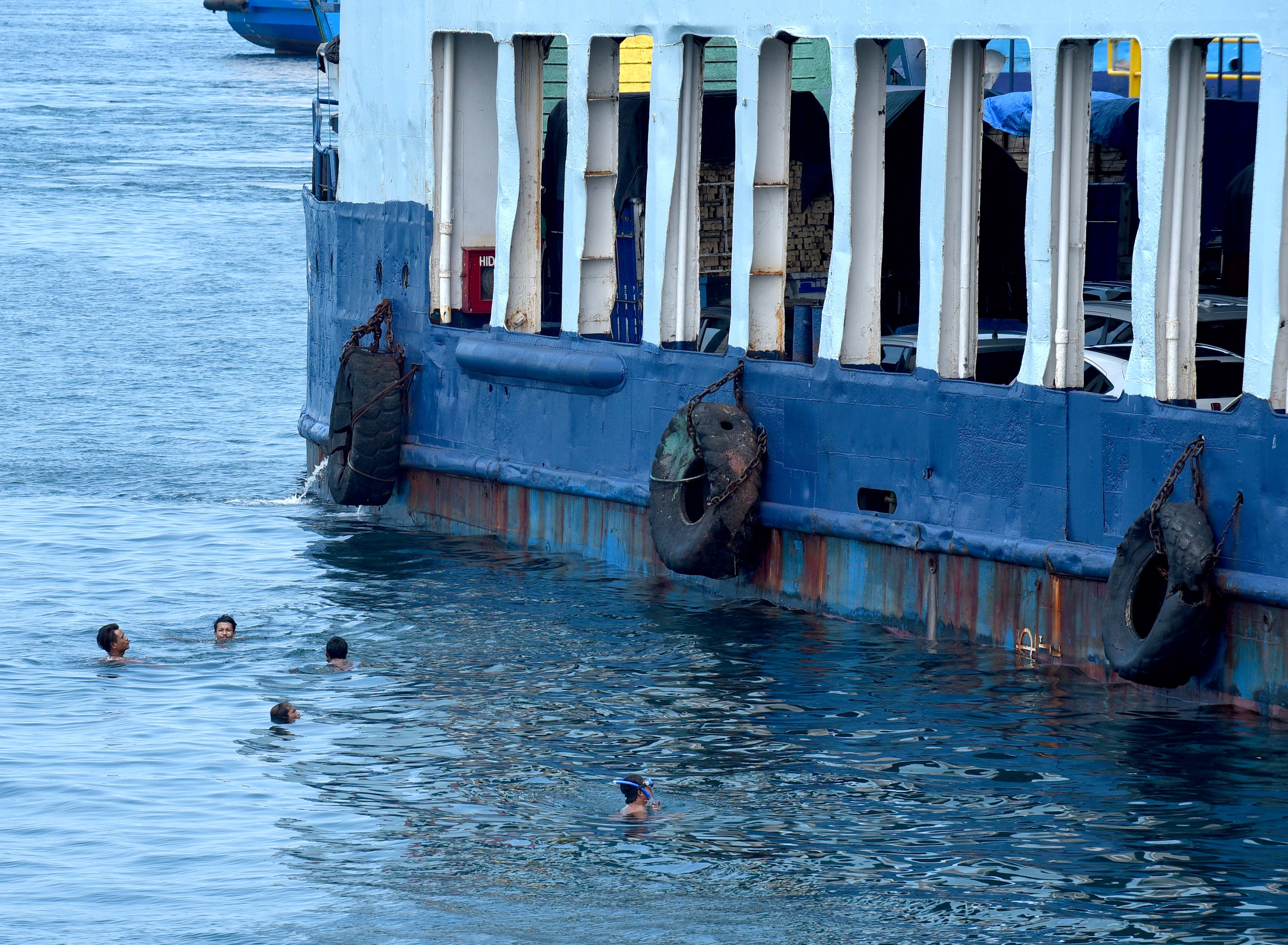 MENGAPUNG: Sekelompok anak logam menunggu lemparan uang dari penumpang kapal yang sedang sandar di dermaga Pelabuhan ASDP Ketapang.
