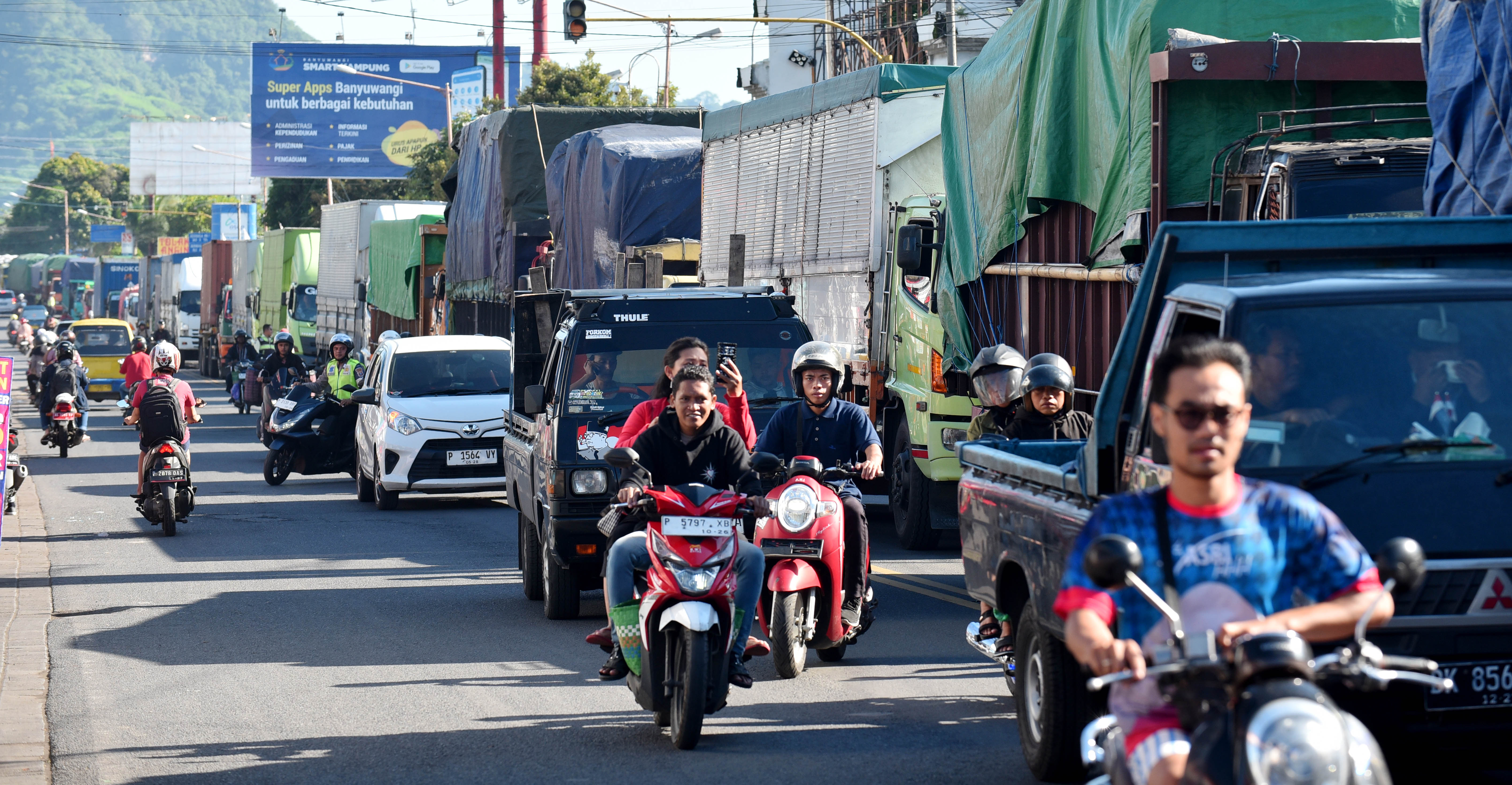 PICU KEMACETAN: Kendaraan ukuran besar yang hendak masuk Pelabuhan LCM Ketapang mengular sampai jalan raya depan Pelabuhan ASDP Ketapang Jumat (19/4).