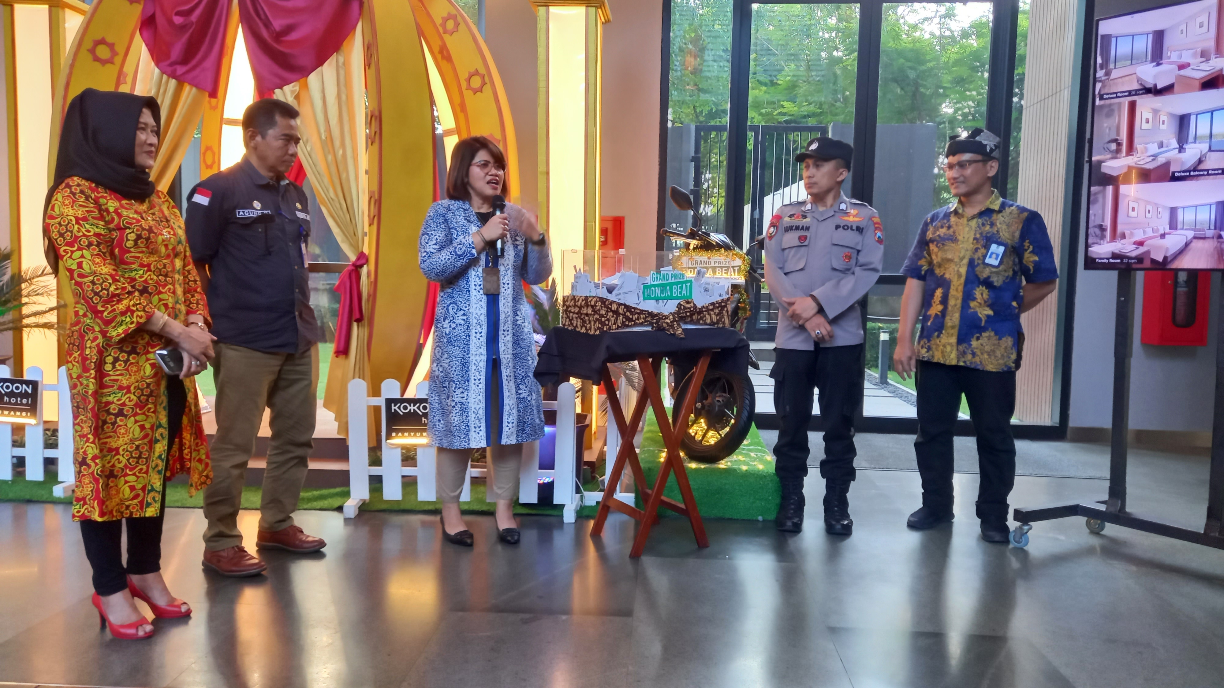 HADIAH UTAMA : Weni Kristanti (batik biru) melakukan pengundian pemenang satu buah motor di Tabuhan Lounge Kokoon Hotel Banyuwangi, Jumat (19/4).