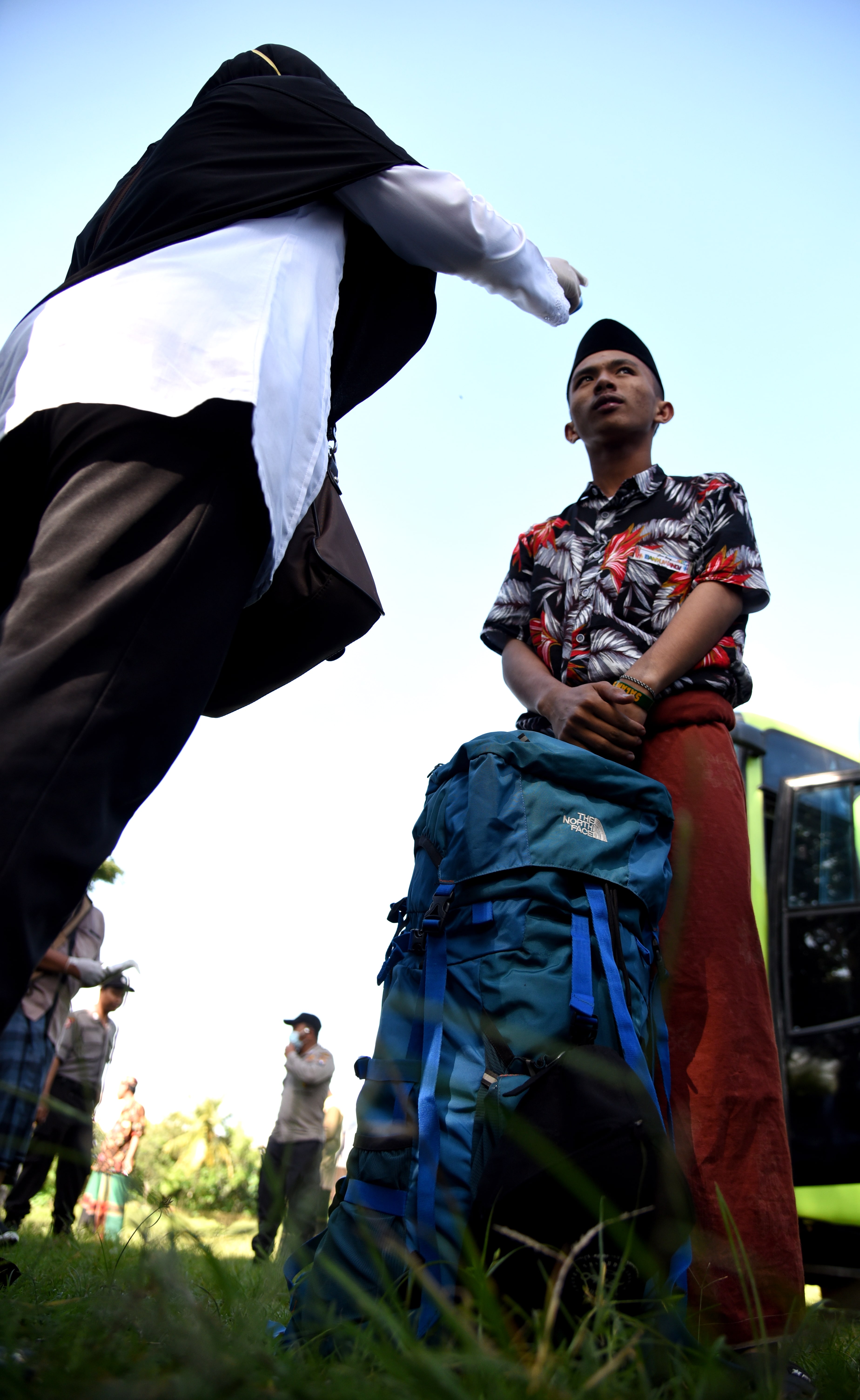 IDENTITAS: Santri di Banyuwangi siap menempuh perjalanan jauh dengan tetap mengenakan sarung.