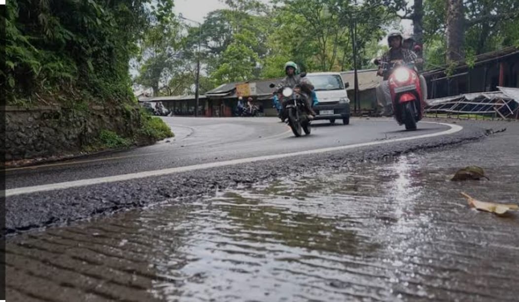 Dok. Radar Jember Waspada melintas di jalur Gumitir karena banyak tikungan tajam dan rawan terjadi longsor di musim hujan.