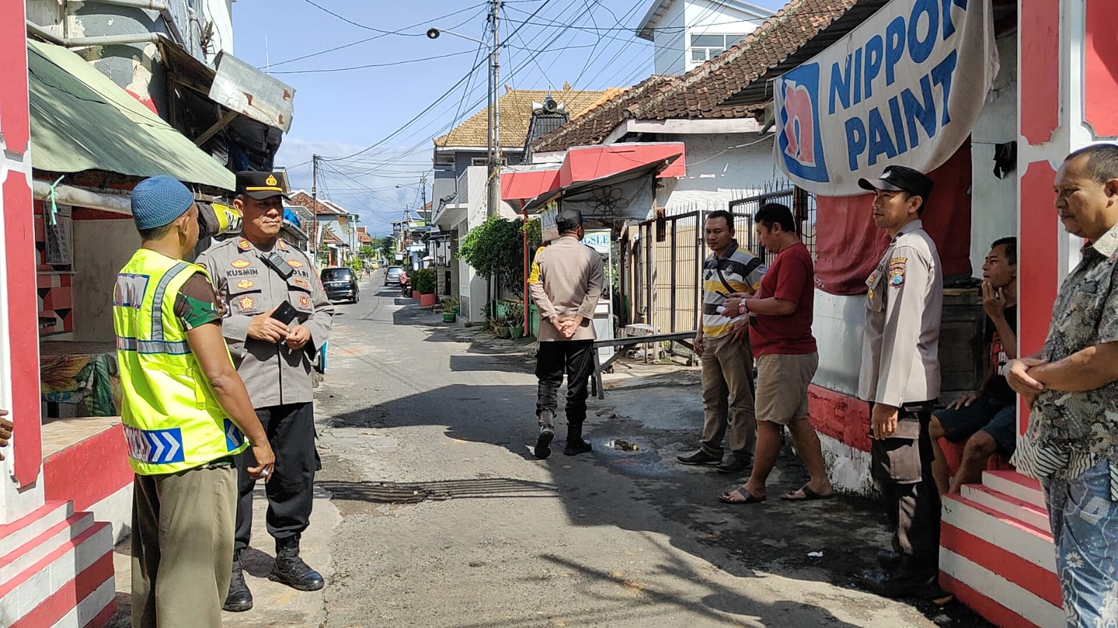 MERESAHKAN: Polisi mengecek lokasi tawuran remaja di wilayah Kecamatan Banyuwangi pada bulan puasa lalu.