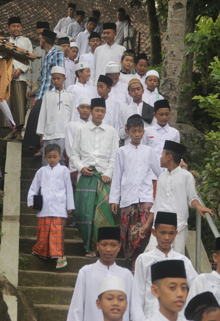 PATUH: Beberapa santri mengenakan sarung di sebuah pesantren di Banyuwangi.