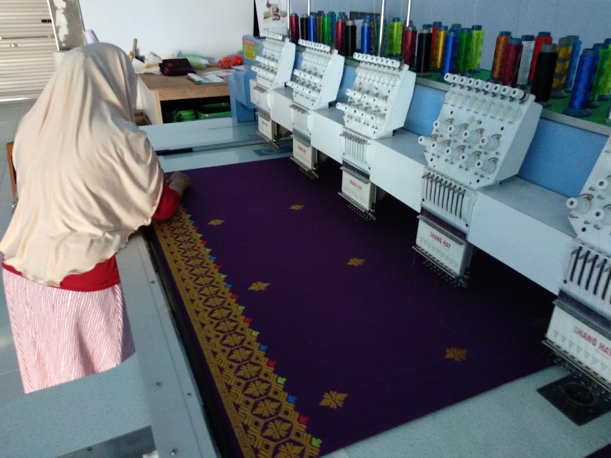 OTOMATIS: Proses produksi bordir sarung adat Bali di salah satu UMKM bordir di Kecamatan Rogojampi, Banyuwangi.