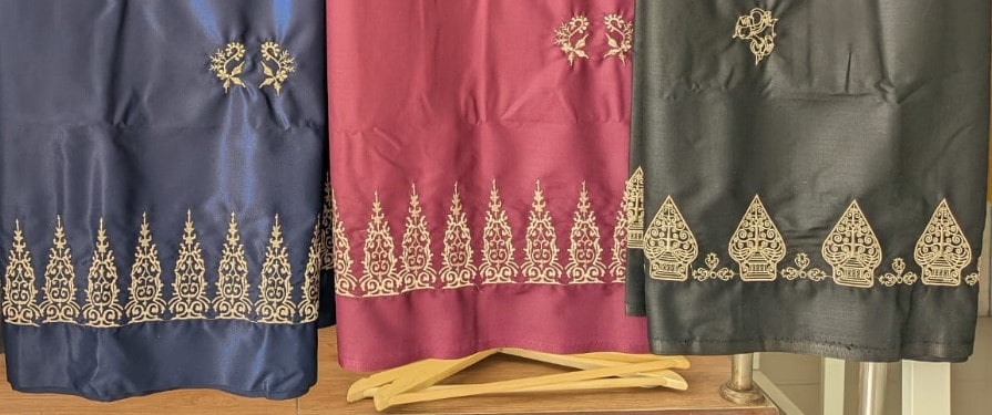 IDENTITAS DAERAH: Sarung motif batik Gajah Oling khas Banyuwangi dan motif gunungan wayang.