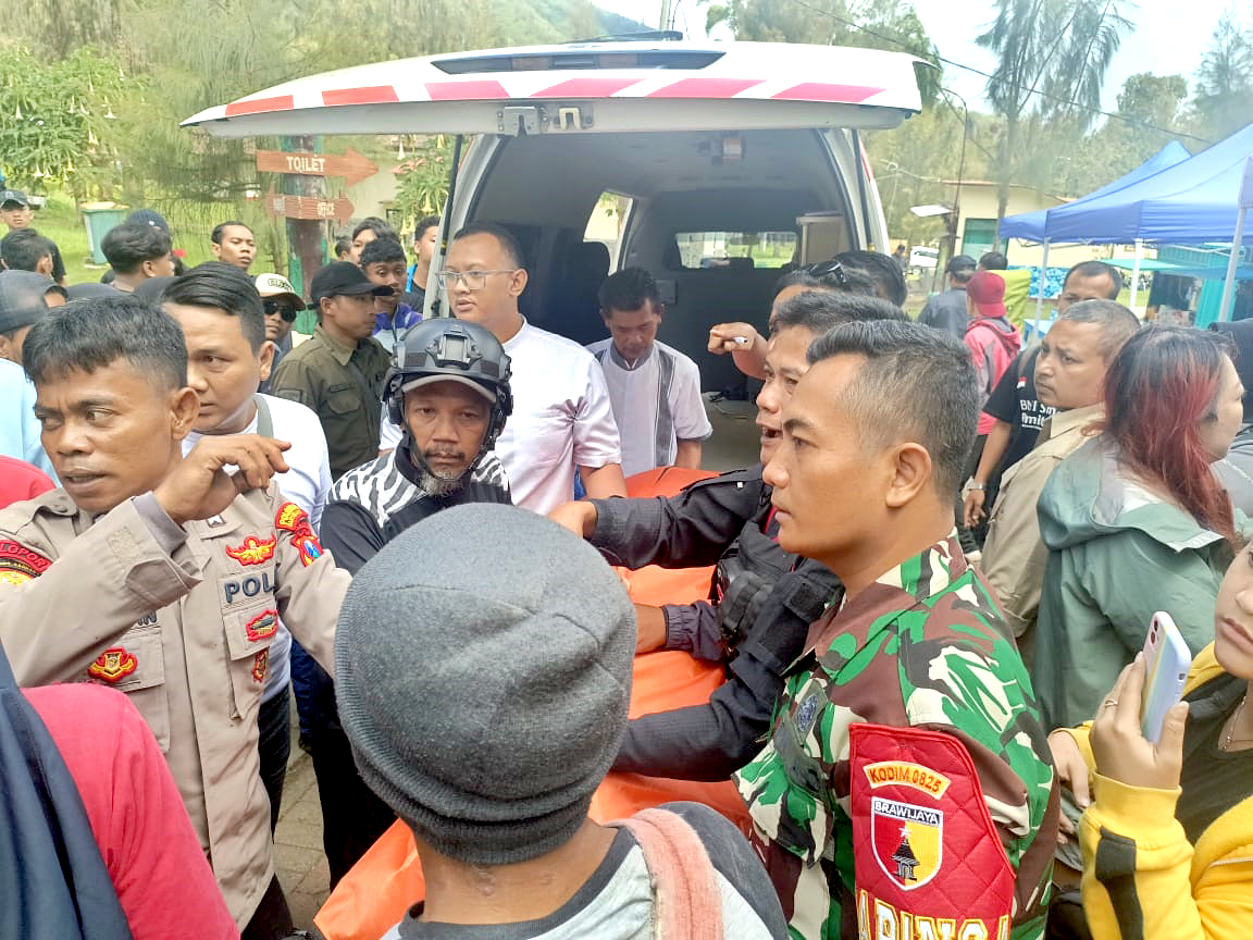 PROSES EVAKUASI: Petugas gabungan berhasil mengevakuasi jenazah wisman asal Tiongkok, HL, 31, yang terjatuh di jurang Ijen sedalam 75 meter, Sabtu (20/4).