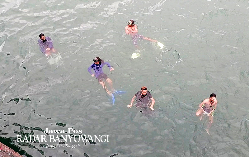 Sejumlah anak logam di Pelabuhan Ketapang Banyuwangi menunggu penumpang melemparkan koin.