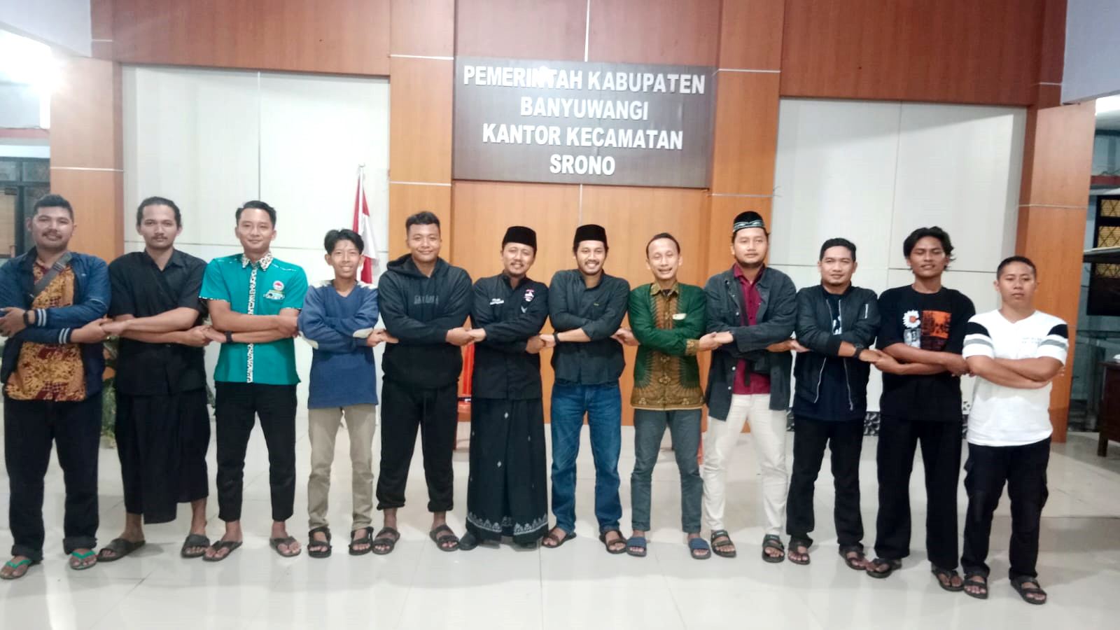 BERGANDENGAN TANGAN: Para pentolan paguyuban perguruan pencak silat di Kecamatan Srono sepakat menjaga kerukunan dan perdamaian pada Sabtu (20/4) malam.