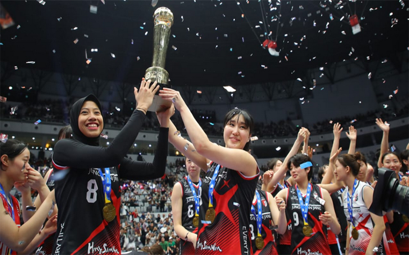 KENANGAN: Megawati dan tim Red Sparks usai mengangkat trophy usai memenangi laga eksebisi kontra Indonesia All Star