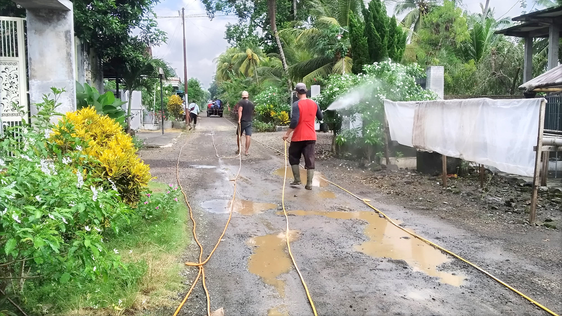 FOGGING: Warga Dusun Bango Sere, Desa/Kecamatan Bangorejo melakukan pengasapan di sekitar rumah untuk mencegak merebaknya penyakit DBD Minggu (21/4).