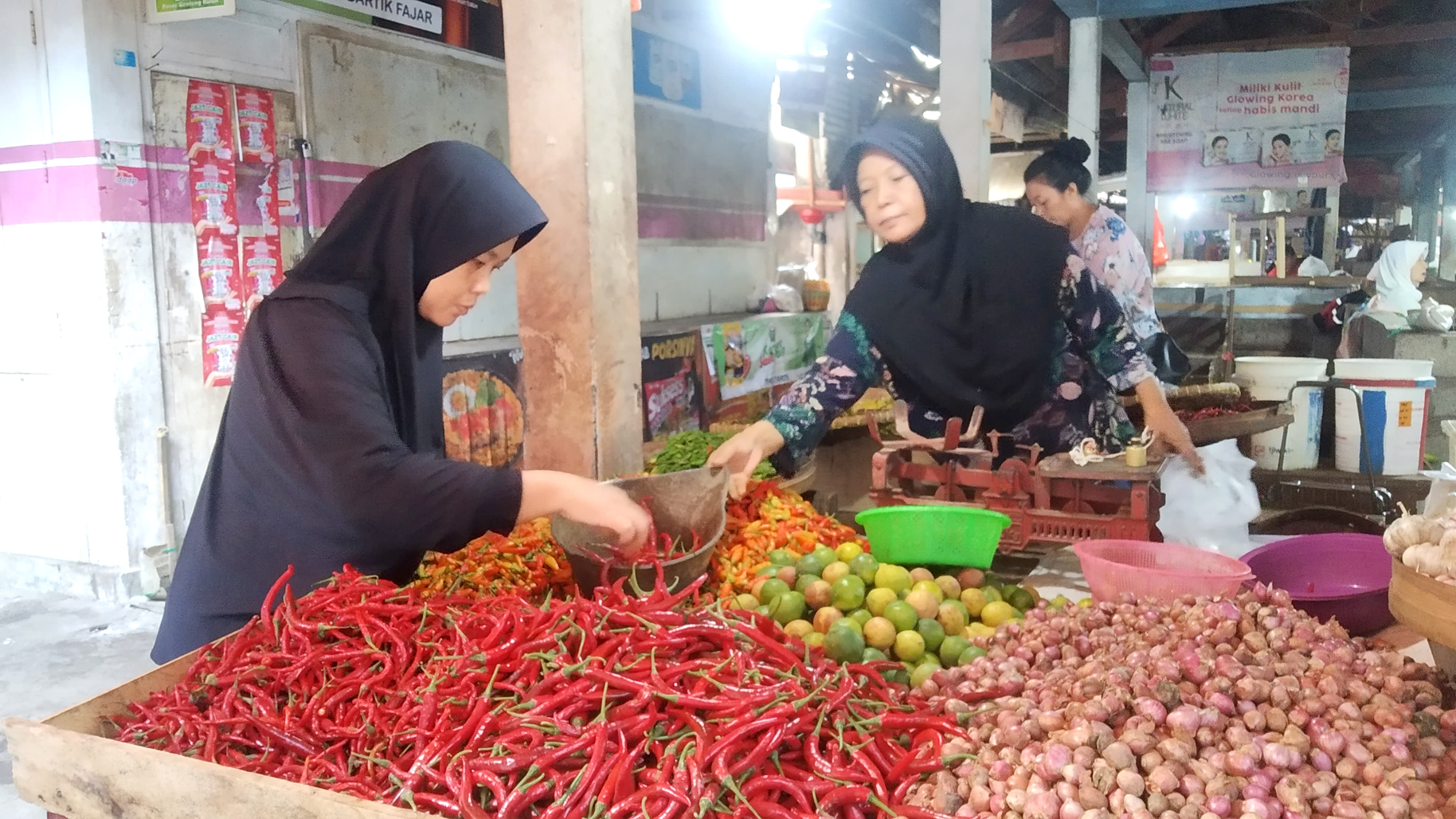 TURUN: Harga cabai di Pasar Induk Genteng 1, Desa Genteng Kulon, Kecamatan Genteng mulai turun Minggu (21/4).