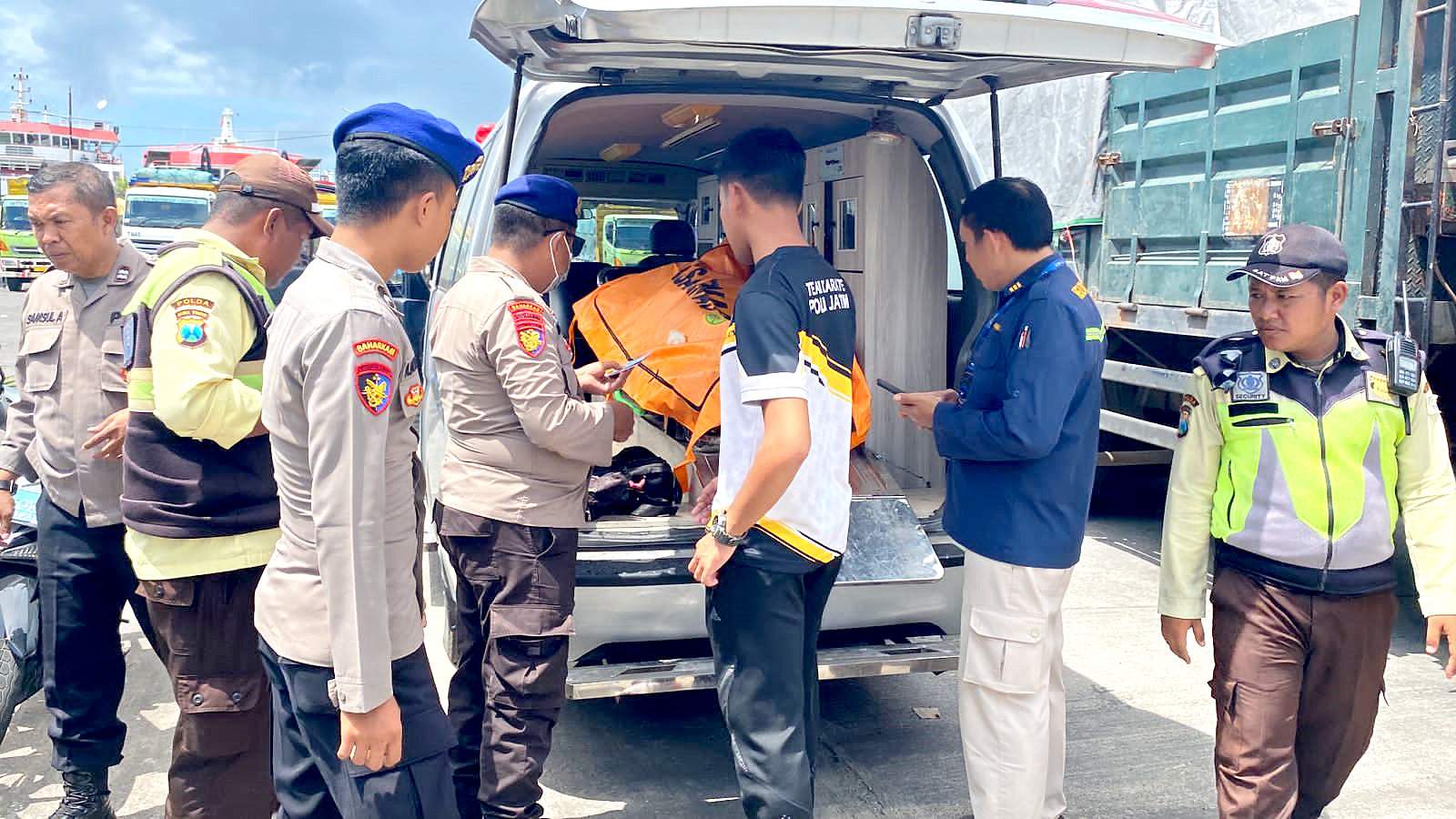 TUNGGU PIHAK KELUARGA: Jenazah Moh. Munawar Colik yang ditemukan mengapung di dermaga LCM dilarikan ke RSUD Blambangan Minggu (21/4).
