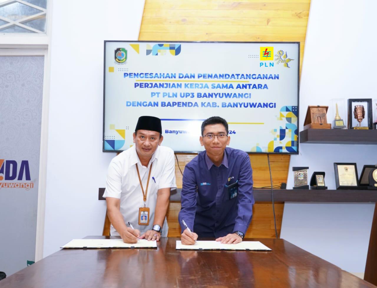 Manajer PLN UP3 Banyuwangi Danang Setiawan (kanan) dan Plt Kepala Bapenda Kabupaten Banyuwangi Firman Sanyoto (kiri) menandatangani MoU di Ruang Killing Blambangan, Selasa (23/4).