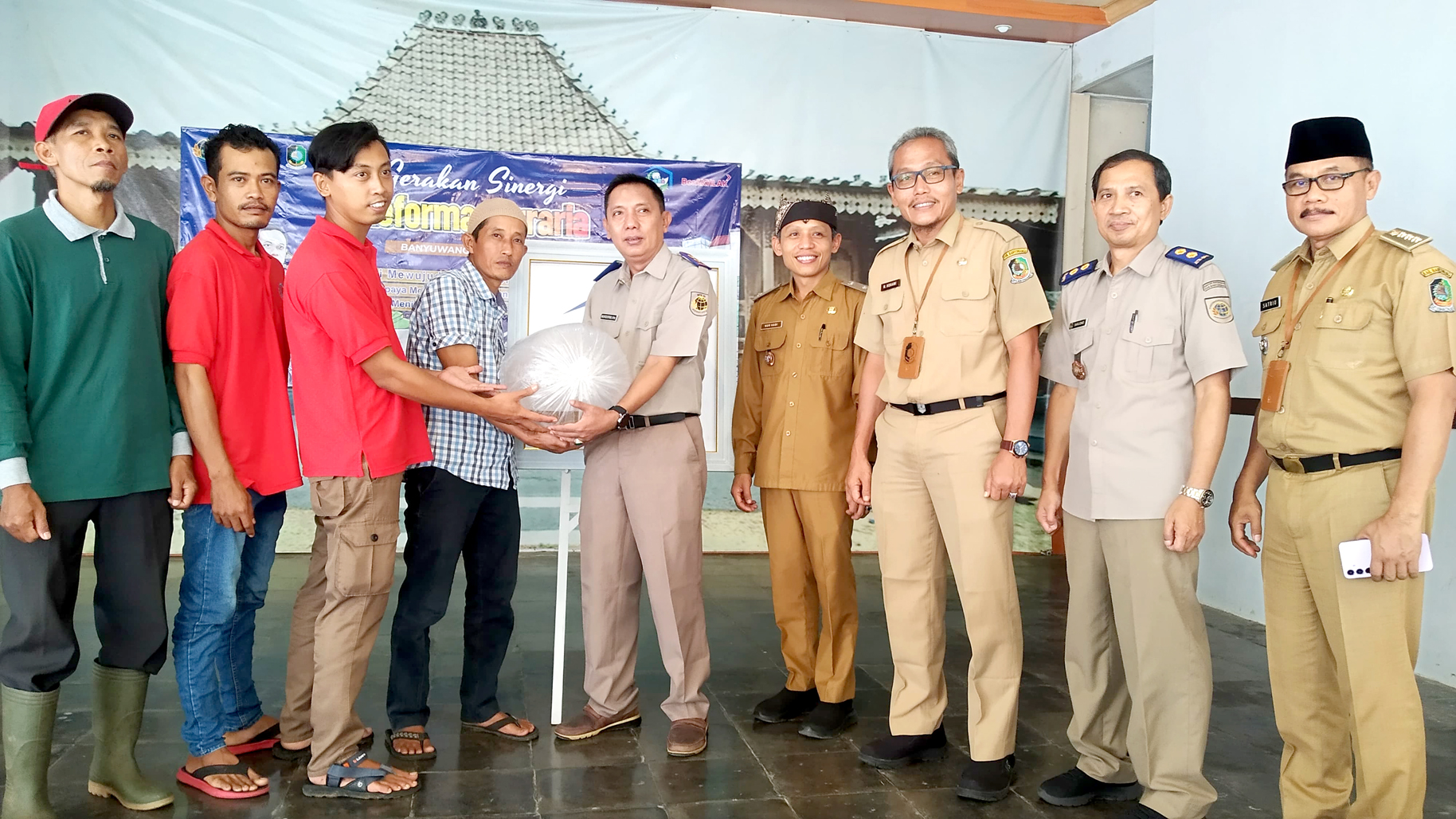 BANTUAN: Machfoed Effendi menyerahkan bibit ikan kepada podakan di Kantor Desa Kaligondo, Kecamatan Genteng, Senin (22/4).