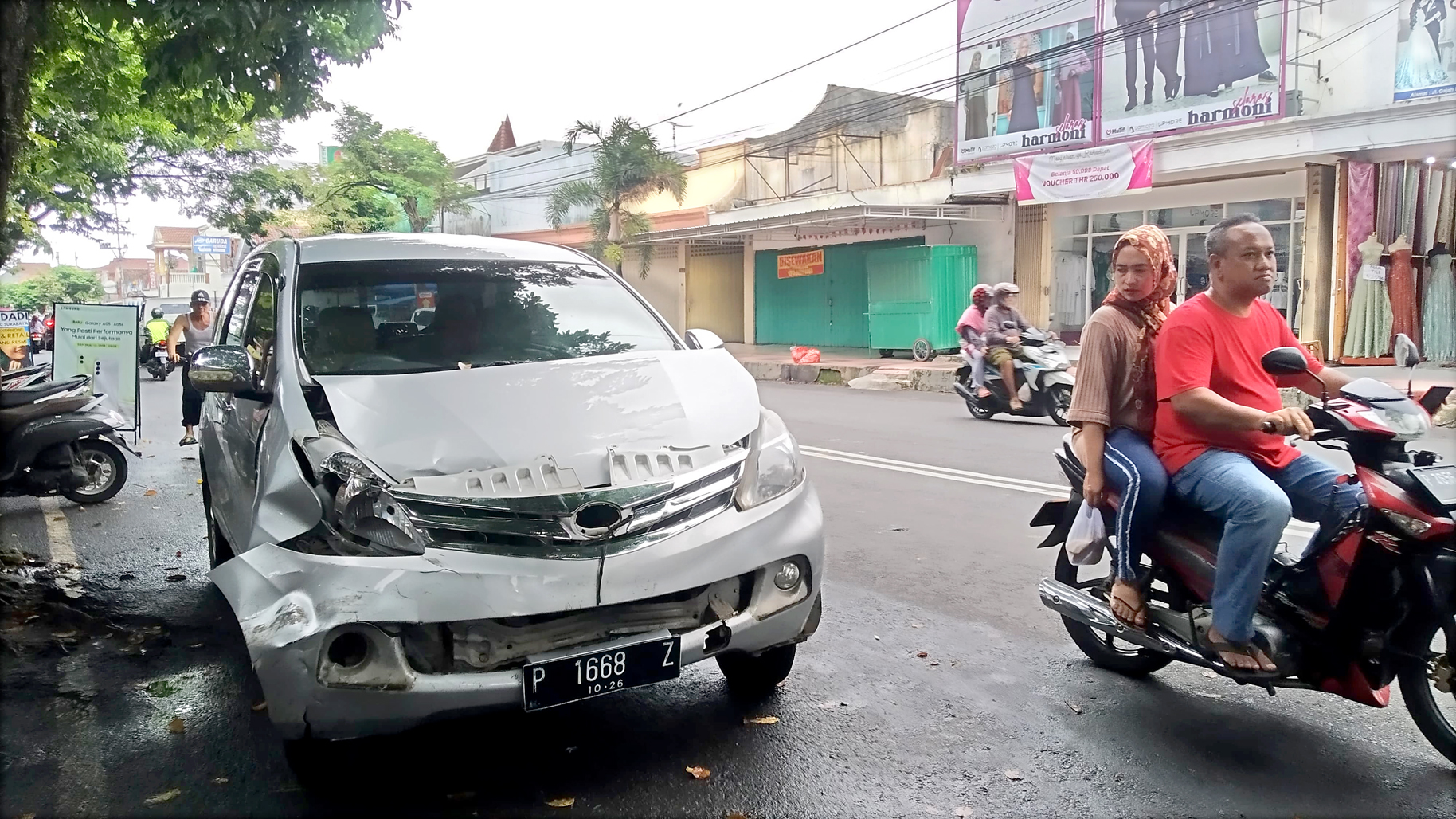 GARETA WARDANI/JPRG RINGSEK: Mobil Toyota Avanza hancur di bagian depan setelah menabrak motor di Jalan Gajah Mada, Desa Genteng Kulon, Kecamatan Genteng Senin (22/4).