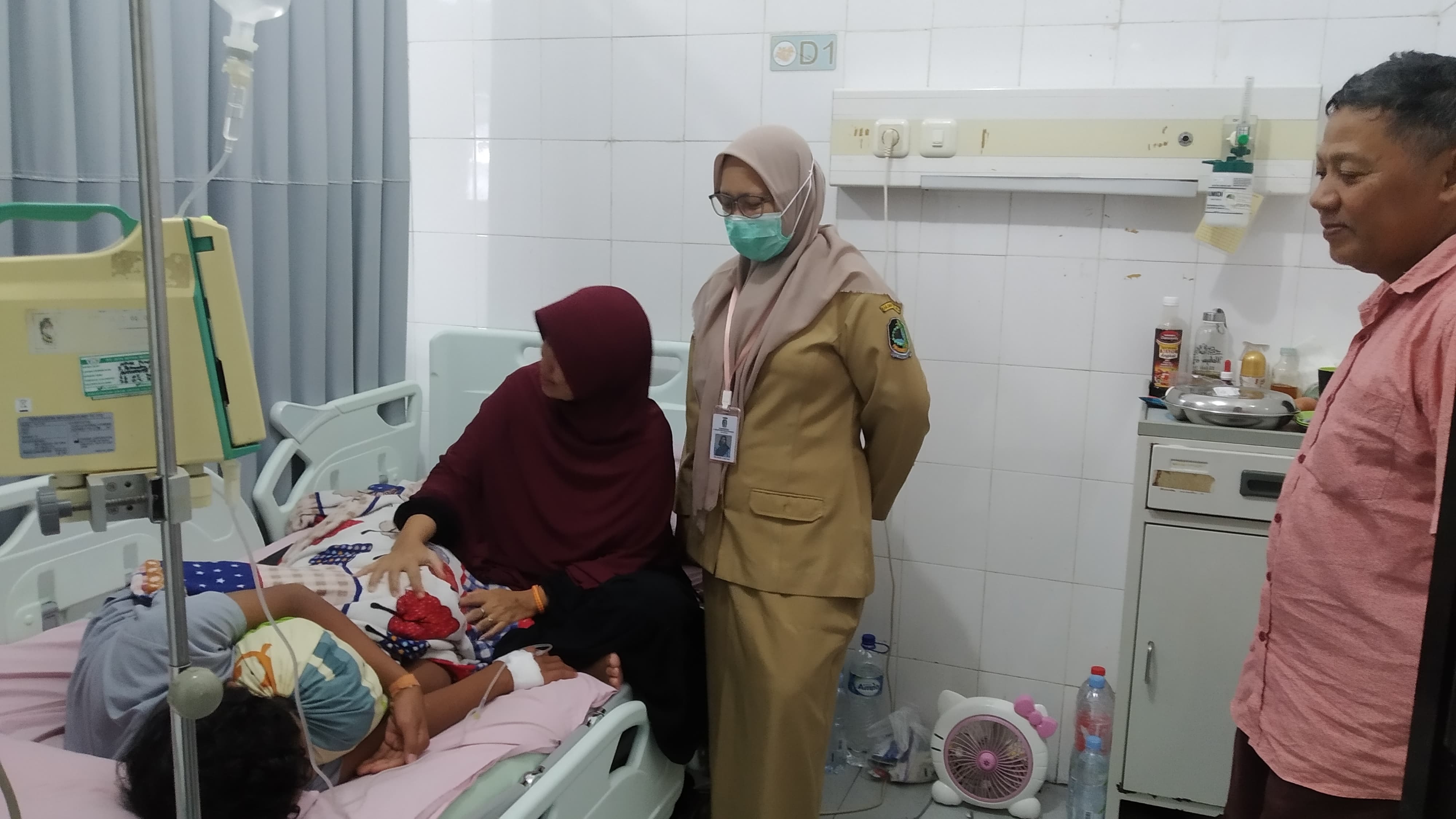 LEMAH:  Kondisi salah satu pasien anak-anak penderita DBD menjalani perawatan di RSUD Genteng Senin (22/4).